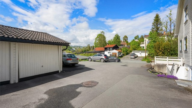I tillegg til egen garasje og parkeringsplass, er det gjesteparkering på området.