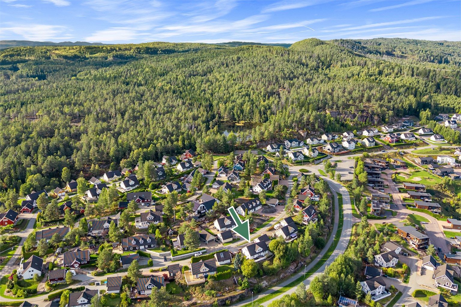 Rolig og skjermet beliggenhet i et veletablert boligfelt med marka som nærmeste nabo.