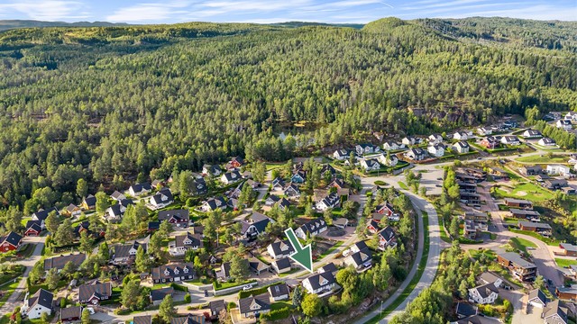 Rolig og skjermet beliggenhet i et veletablert boligfelt med marka som nærmeste nabo.