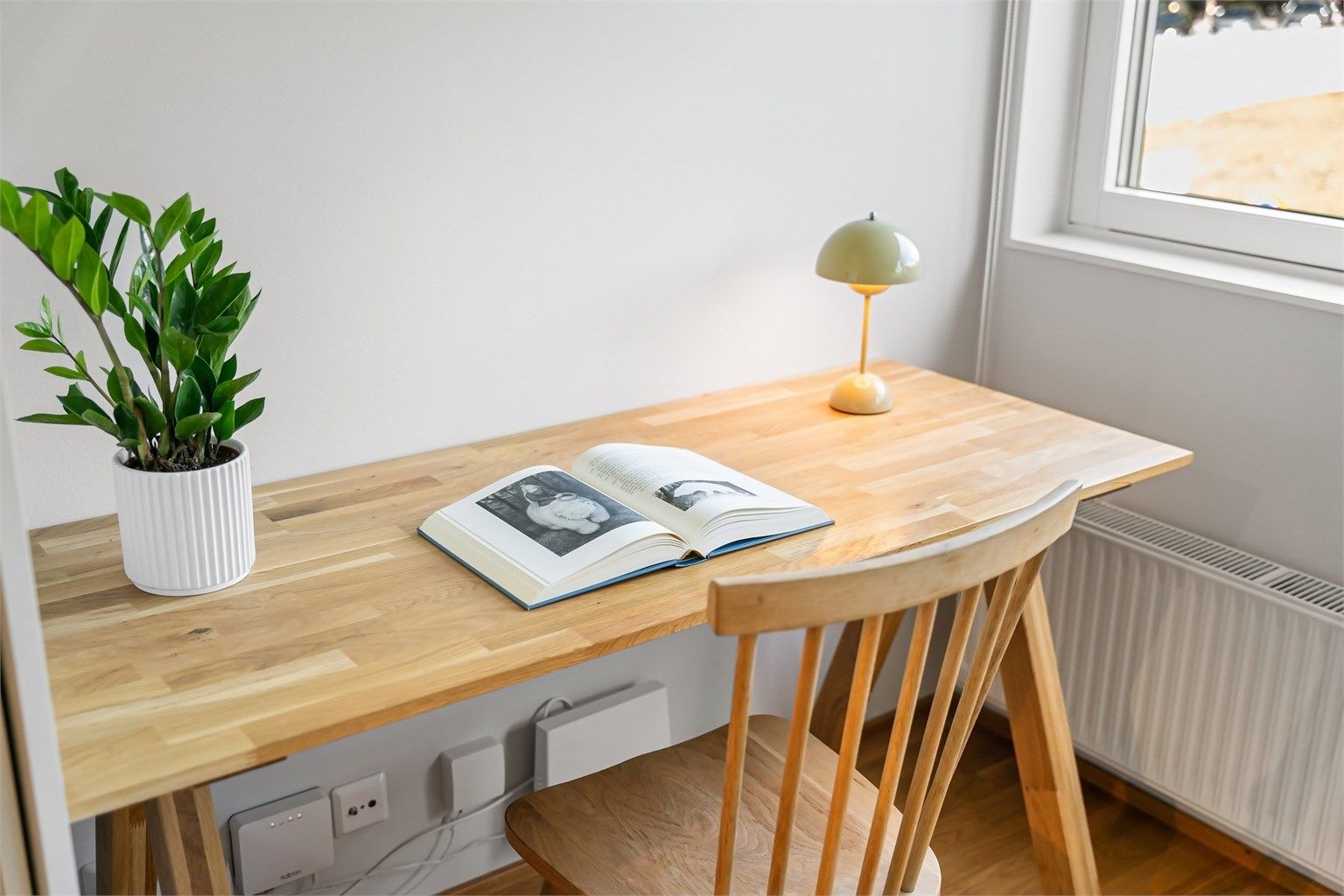 Funksjonell romløsning med plass til både skrivebord og oppbevaringsmøbler.