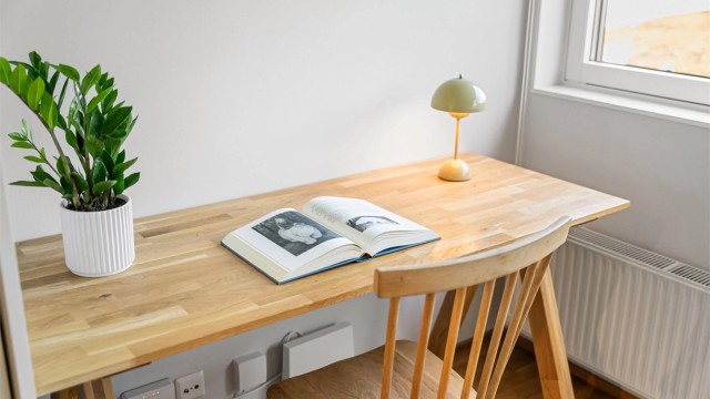 Funksjonell romløsning med plass til både skrivebord og oppbevaringsmøbler.