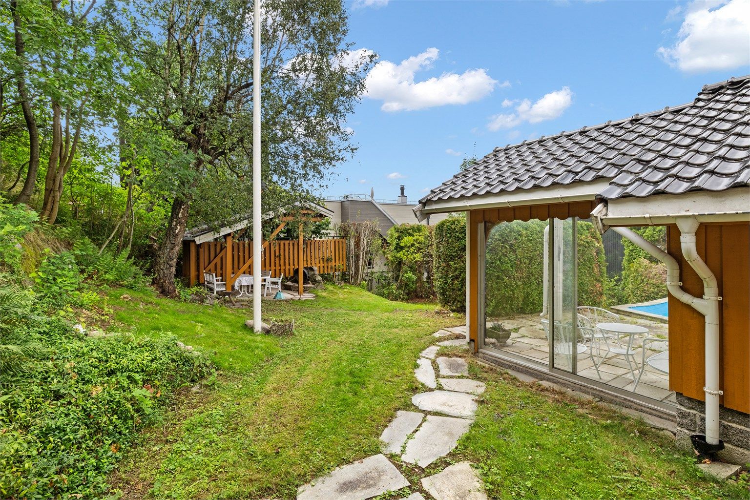 Eneboligen har en flott plassering, skjermet og tilbaketrukket i 2. rekke fra veien.