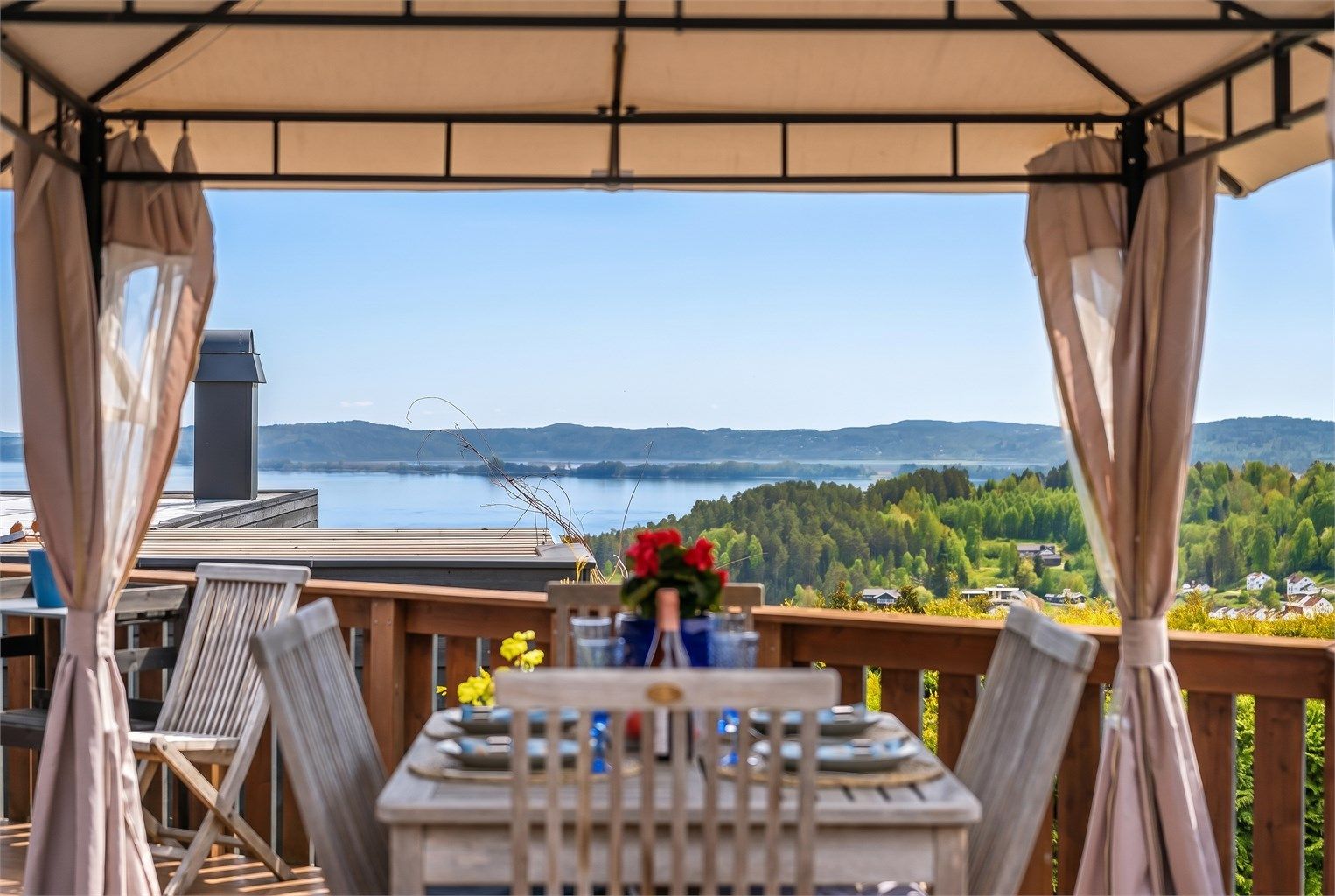 Fra spiseplassen på terrassen har du fri sikt mot fjorden og landskapet rundt.