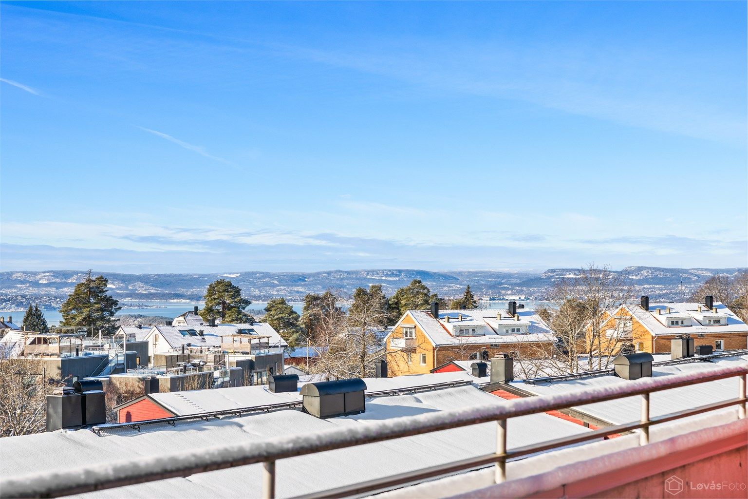 En praktisk leilighet med en god planløsning, balkong på 13 kvm med fjordutsikt og medfølgende garasjeplass. 