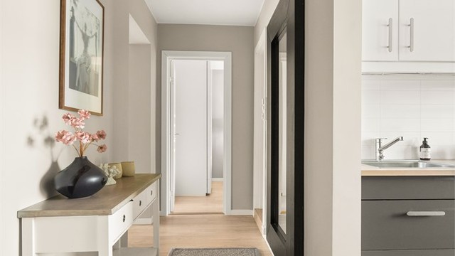 Det første som møter deg er en innbydende entré som setter tonen for resten av boligen. Entréen er romslig og gir et eksklusivt preg og et solid førsteinntrykk