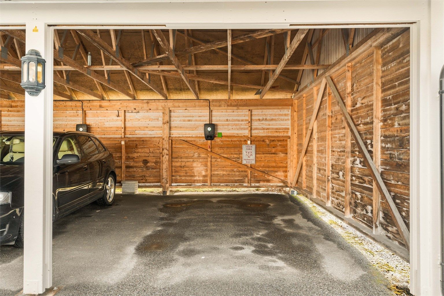 Det medfølger parkeringsplass i felles carportanlegg.
