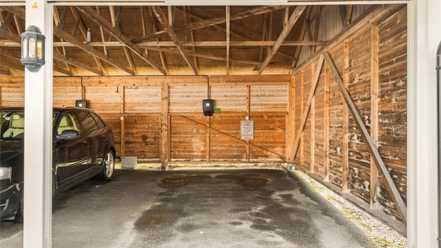 Det medfølger parkeringsplass i felles carportanlegg.