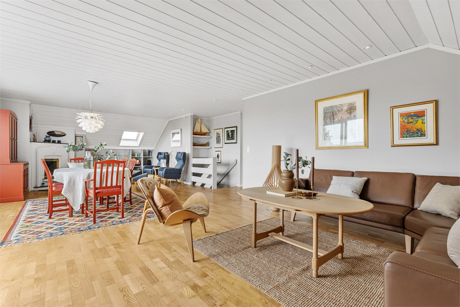 Stor, lys og luftig stue med flere møbleringsmuligheter. Plass til sittegruppe, TV-område og stort spisebord.