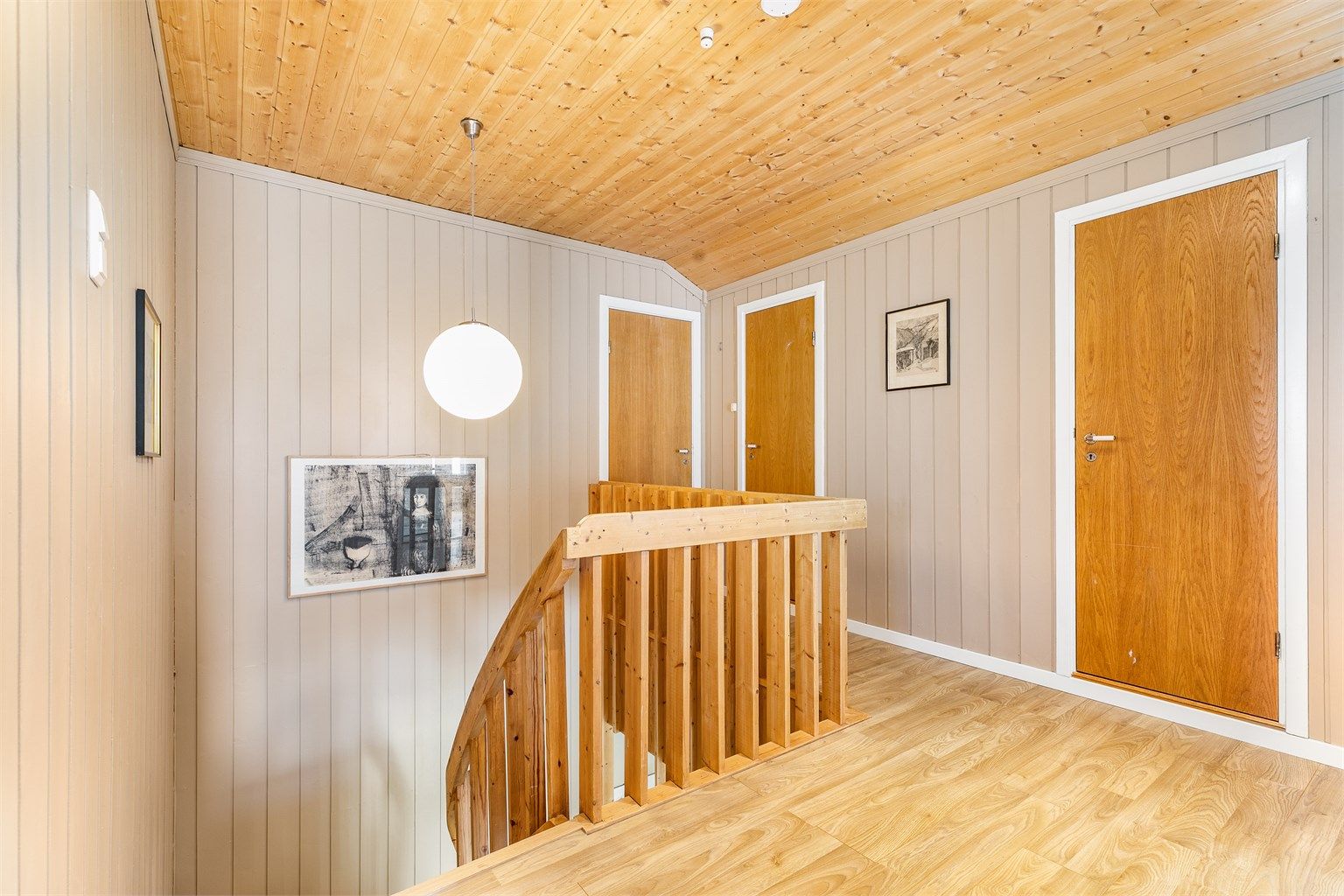 Ved gangen finnes det som opprinnelig var etasjens sekundære bad. Dette ble i 2020 plombert og strippet ned, men er i dag klart for å bli bygget opp på nytt - skulle det være ønskelig.