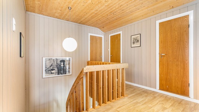 Ved gangen finnes det som opprinnelig var etasjens sekundære bad. Dette ble i 2020 plombert og strippet ned, men er i dag klart for å bli bygget opp på nytt - skulle det være ønskelig.