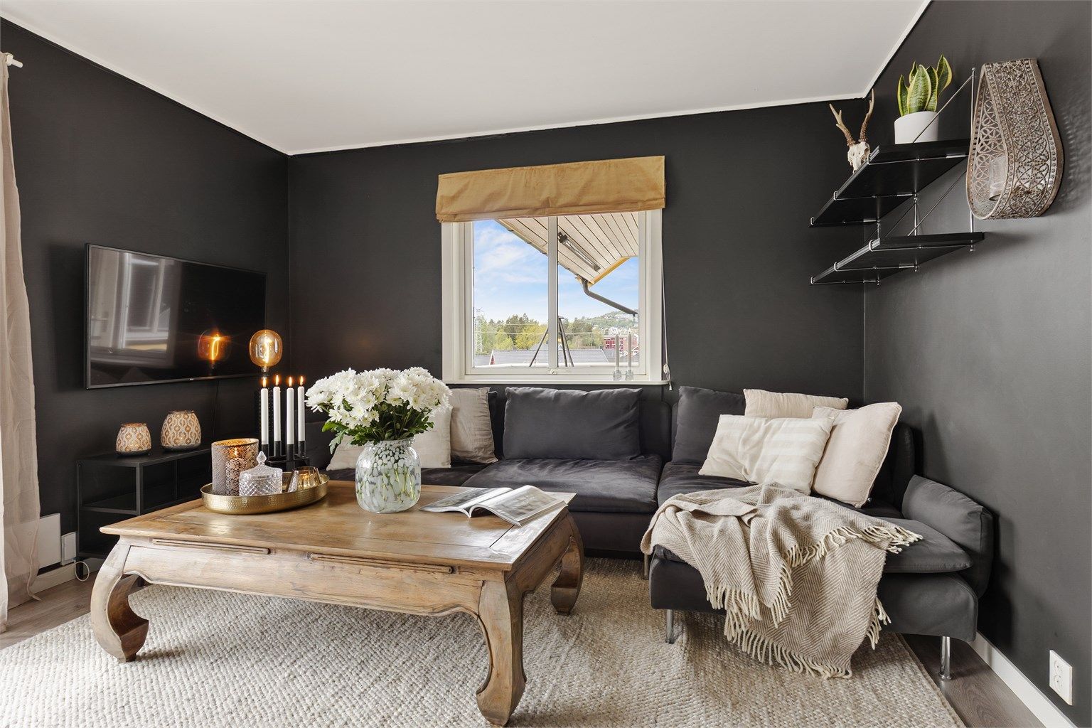 Stuen er romslig med plass til sofa, tilhørende salongbord og TV-seksjon. 