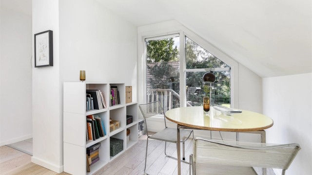 Hybelens standard står ikke tilbake for hoveddelens. Stuen er langstrakt og lysfylt.