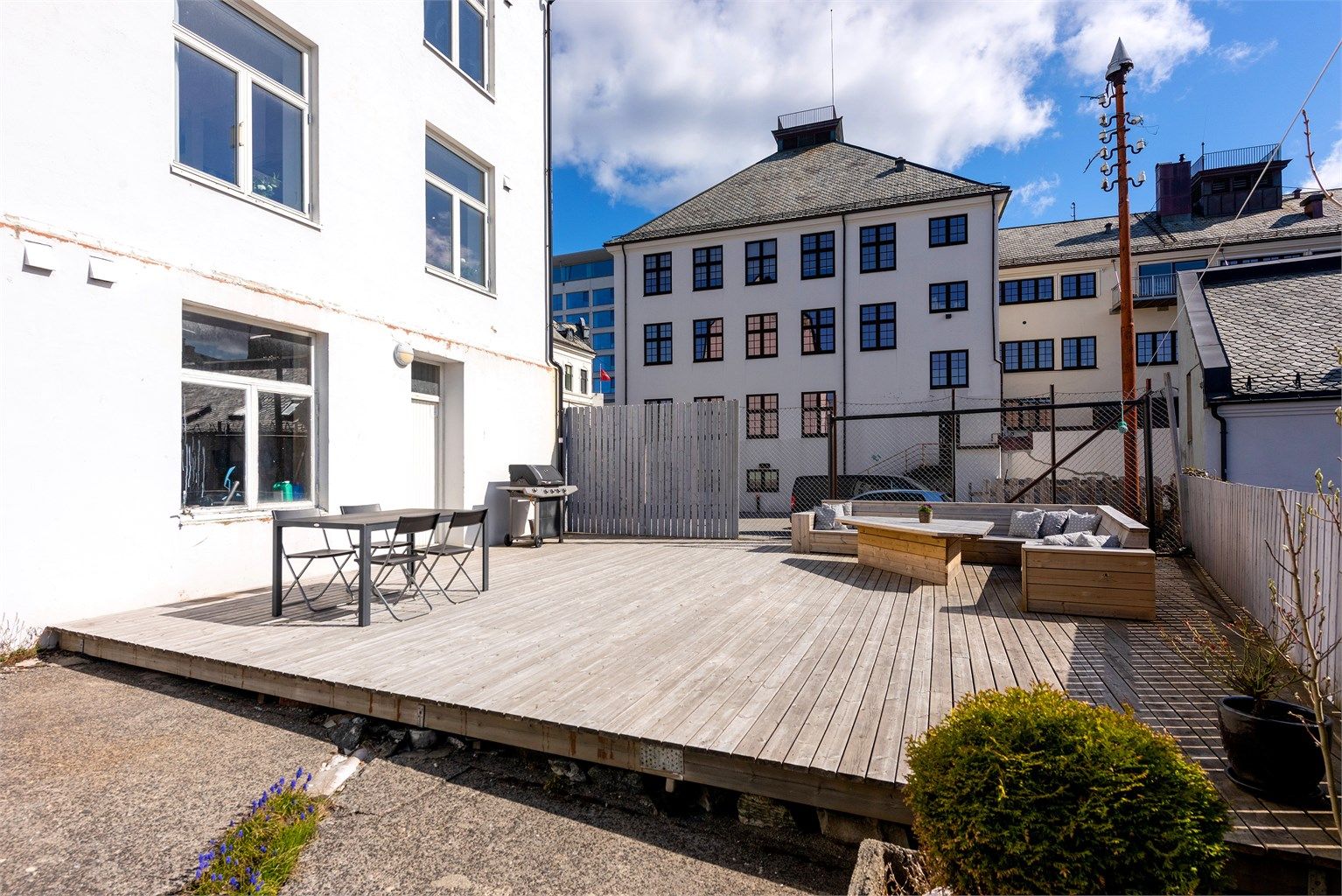 Leiligheten disponerer tre boder for rikelig med lagringsplass; to på loftet og én i kjelleren.
