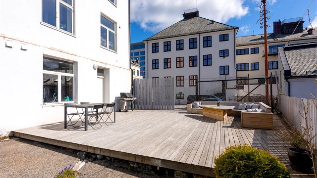 Leiligheten disponerer tre boder for rikelig med lagringsplass; to på loftet og én i kjelleren.