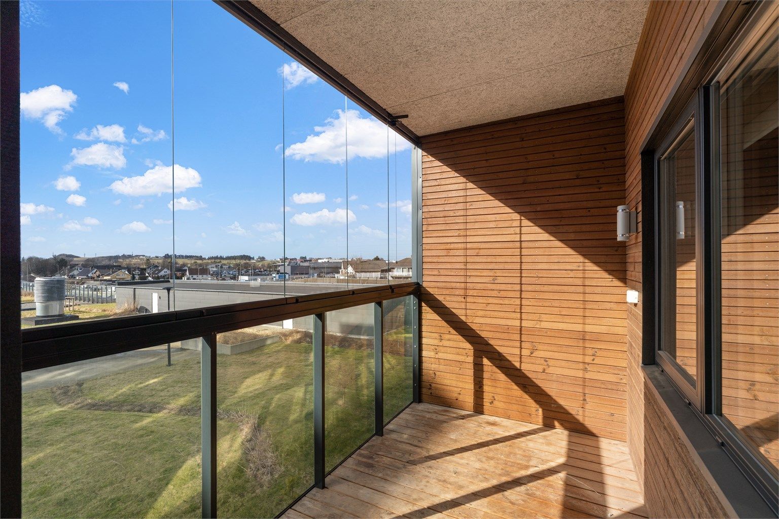 Fra stuen er det utgang til en innglasset balkong, som fungerer som en forlengelse av oppholdsrommet.