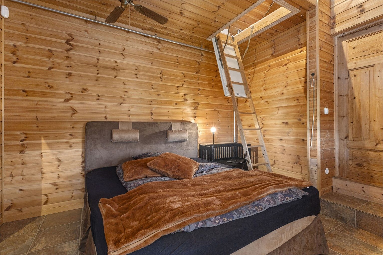 Soverom i 1. etasje med svært god takhøyde, hems og walk-in garderobe.