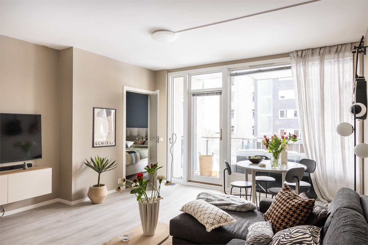 Her har du god plass til sofagruppe, tv-seksjon, spisebord og annet ønsket møblement.