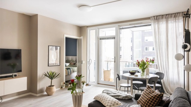 Her har du god plass til sofagruppe, tv-seksjon, spisebord og annet ønsket møblement.