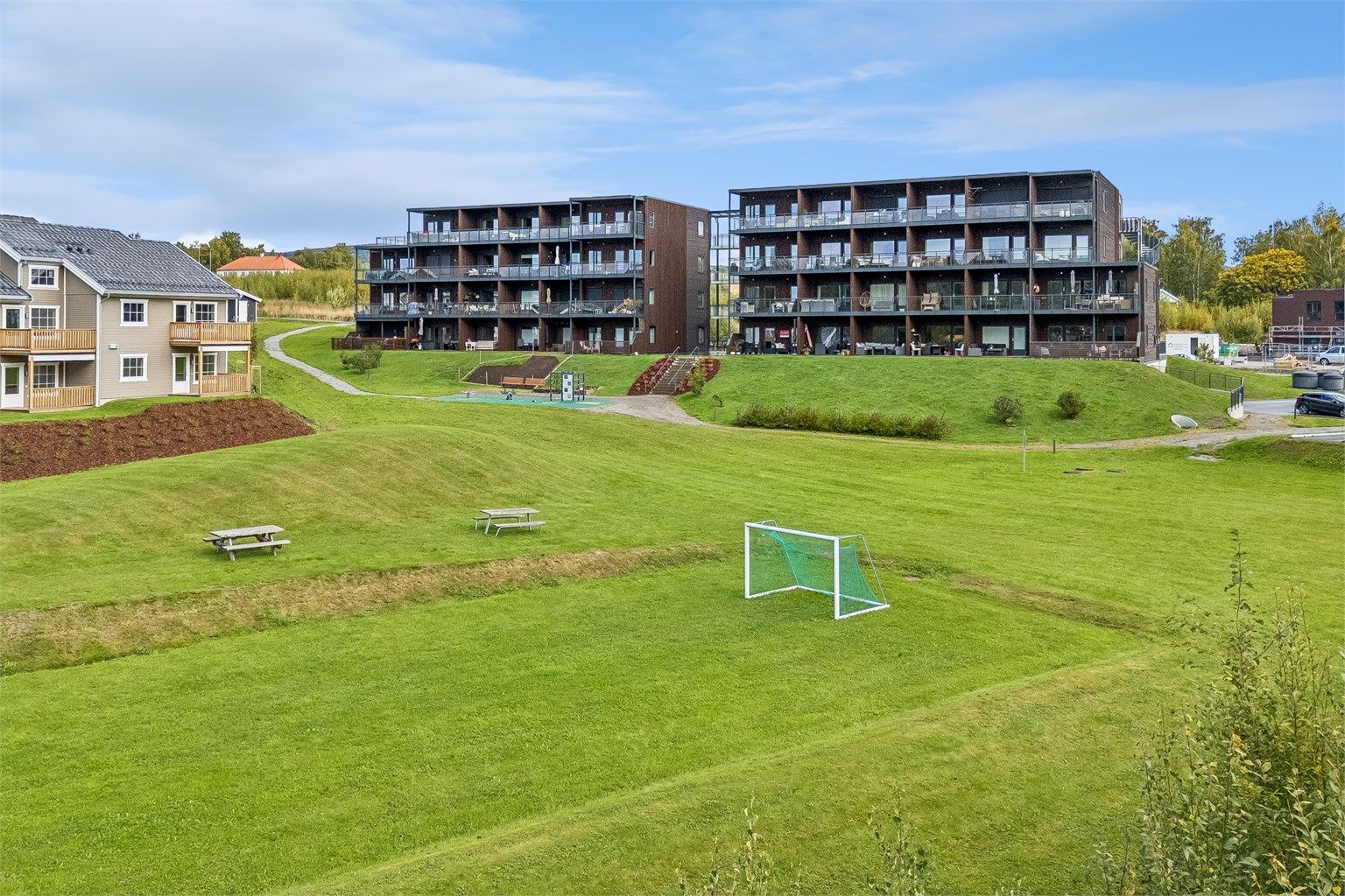 Området er rolig og barnevennlig uten mye gjennomgangstrafikk og med kort veg til både skoler, barnehager, dagligvareforretning og bussholdeplass med bybussforbindelse.