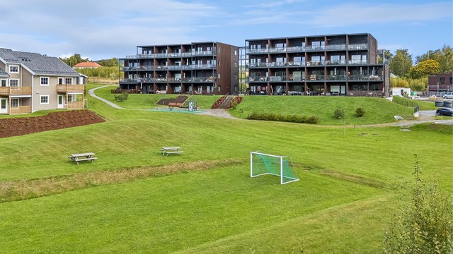 Området er rolig og barnevennlig uten mye gjennomgangstrafikk og med kort veg til både skoler, barnehager, dagligvareforretning og bussholdeplass med bybussforbindelse.
