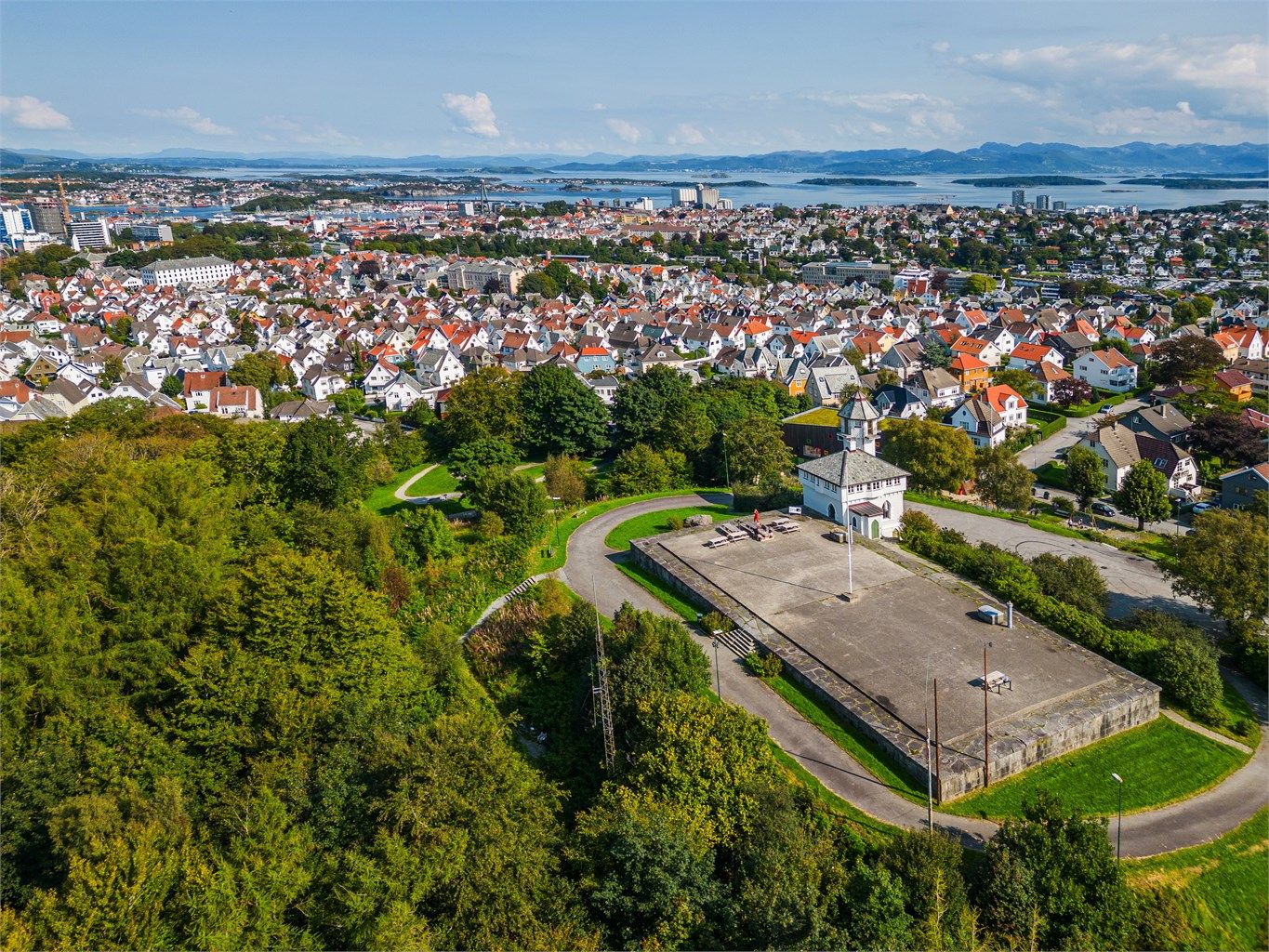 Leiligheten har en fin beliggenhet i Rosenkrantz' gate, en tilbaketrukket og rolig gate i det etablerte boligområdet Våland. Her bor du med den unike kombinasjonen av fredelige omgivelser og umiddelbar nærhet til alt Stavanger sentrum har å by på. 