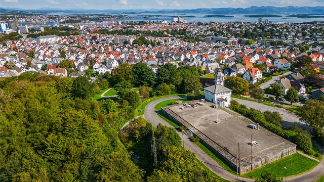 Leiligheten har en fin beliggenhet i Rosenkrantz' gate, en tilbaketrukket og rolig gate i det etablerte boligområdet Våland. Her bor du med den unike kombinasjonen av fredelige omgivelser og umiddelbar nærhet til alt Stavanger sentrum har å by på.