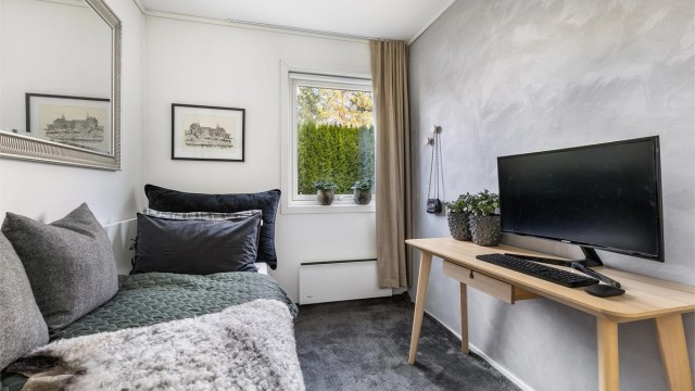 Med ca. 7,5 kvm. er soverom II et velfungerende barne-/gjesterom.