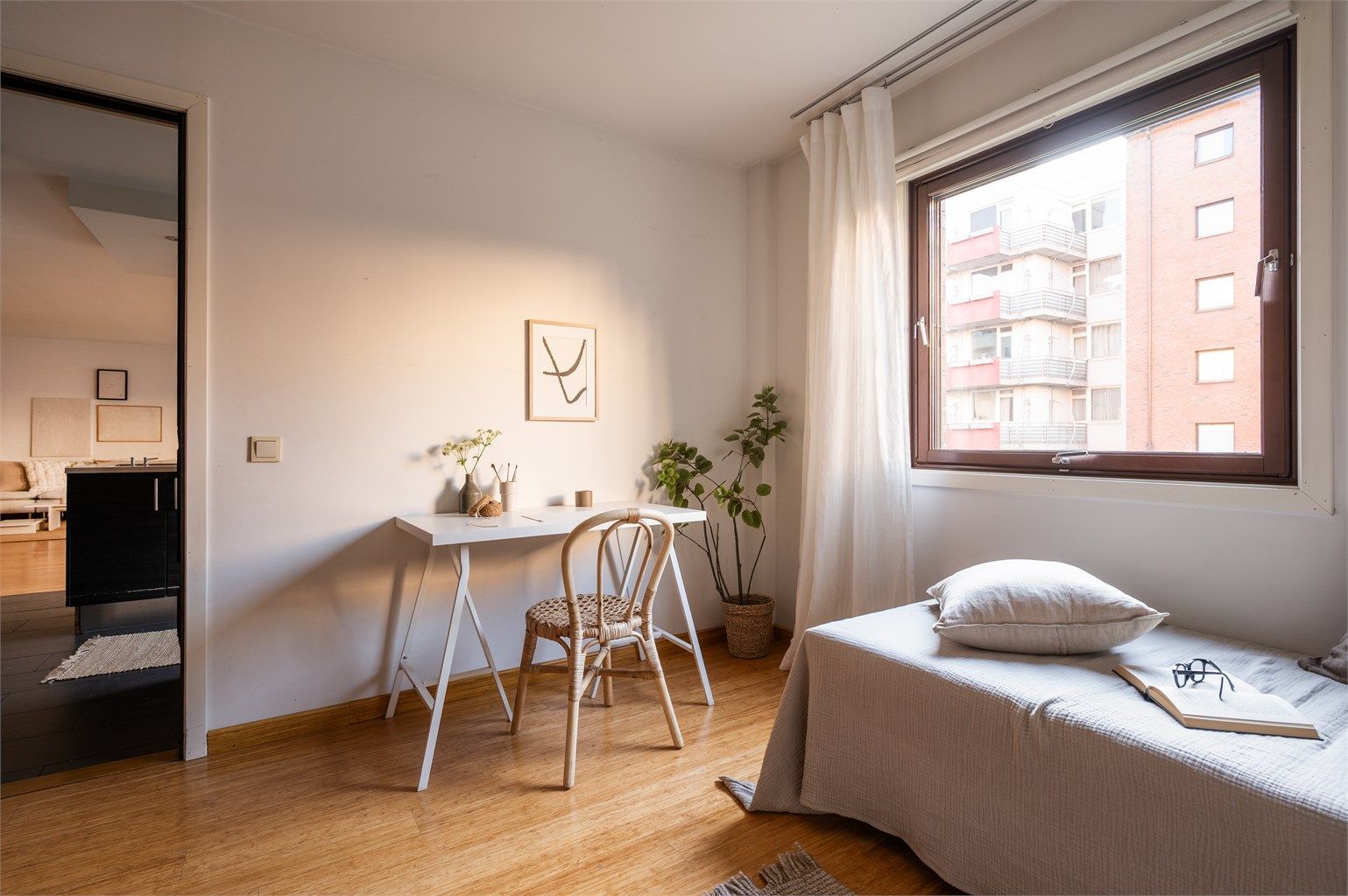 Det er godt med plass til en dobbeltseng, nattbord og oppbevaring.