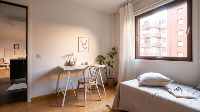 Det er godt med plass til en dobbeltseng, nattbord og oppbevaring.