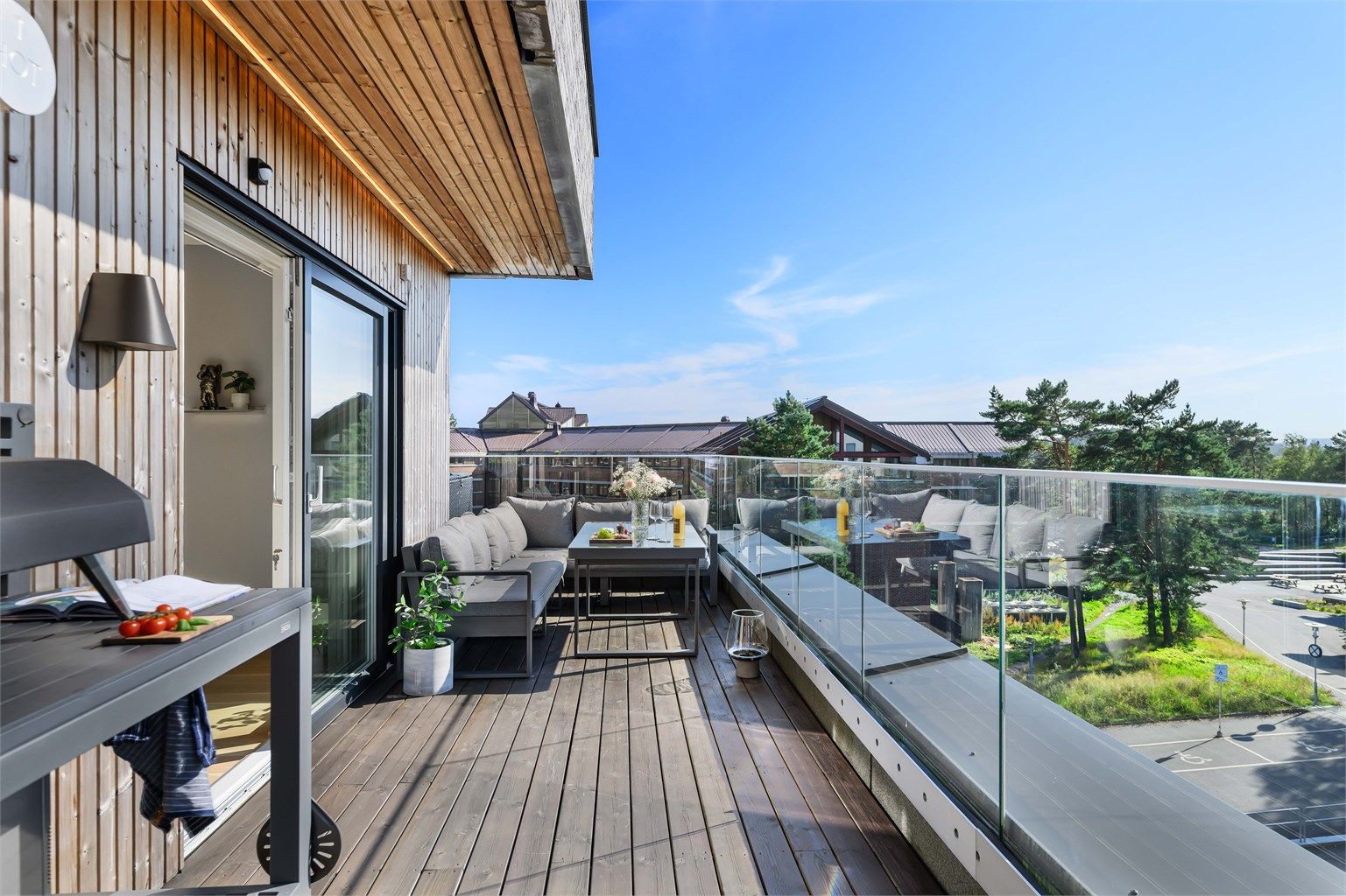 Glassrekkverk gir et moderne uttrykk og utsikt utover nabolaget. 