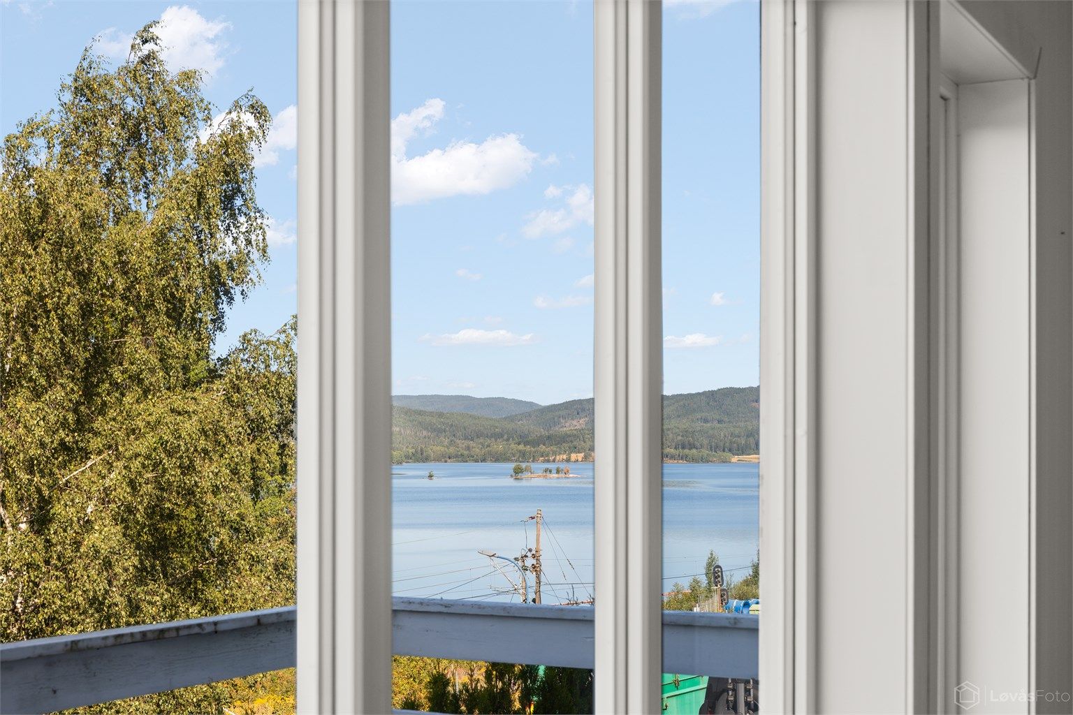 Fra vinduet har du flott utsikt over Maridalsvannet og skogkledde åser.