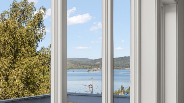 Fra vinduet har du flott utsikt over Maridalsvannet og skogkledde åser.