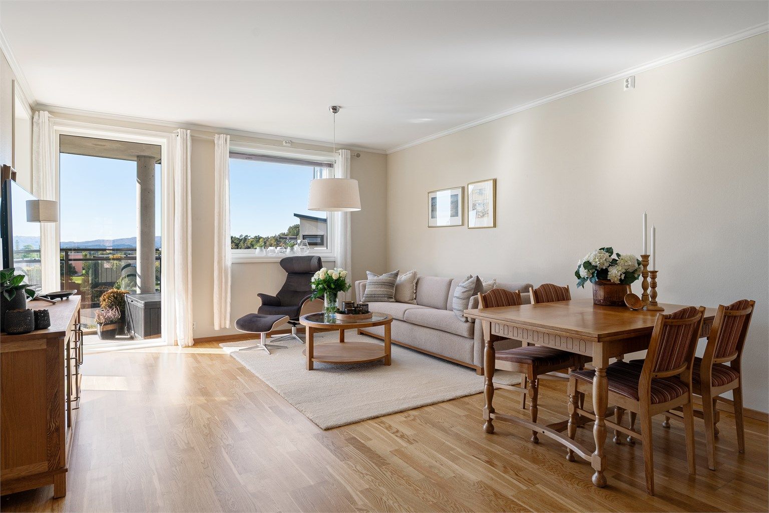 Legg merke til den generøse takhøyden og de store vindusflatene som gir rikelig med lysinnslipp 