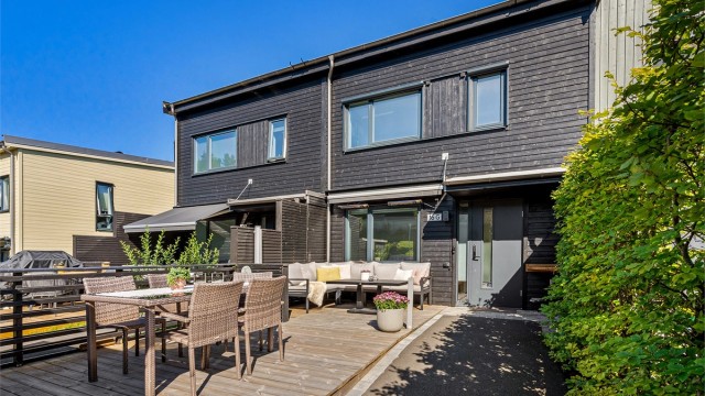 Christel Bekkelund v/Krogsveen presenterer Skogsåsen 16G - et moderne rekkehus fra 2020 som kombinerer høy standard med den ultimate familieidyll.