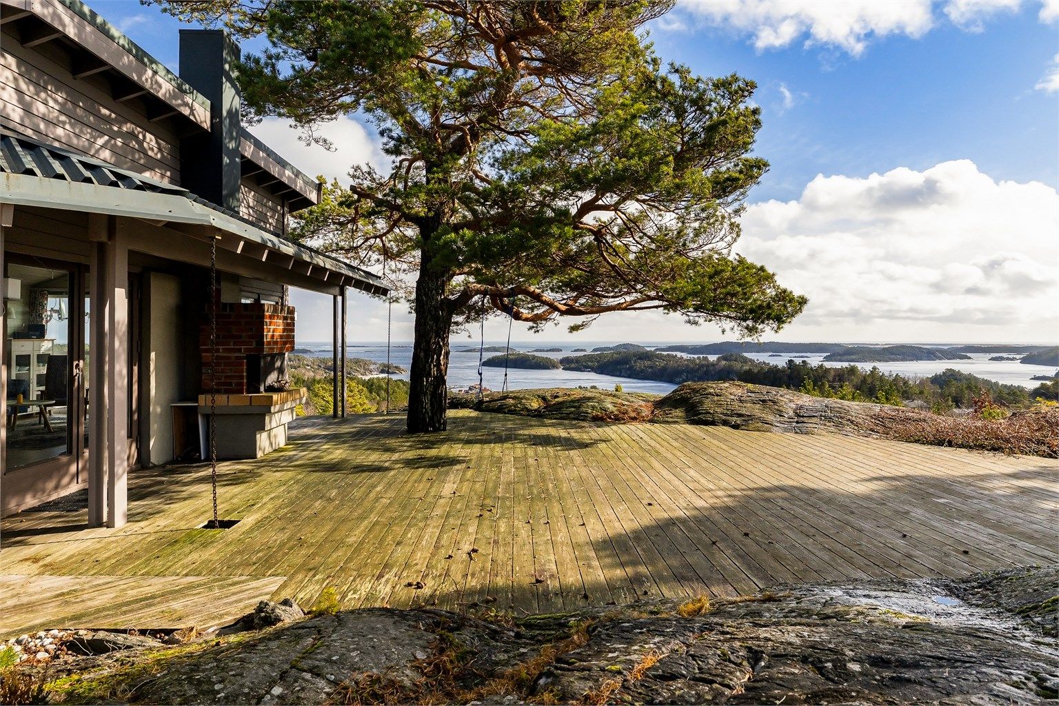 FURUTREET KASTER SVALENDE skygger sommerstid. Fra terrassen utenfor stuen er det god utsikt mot Kragerøs skjærgård.