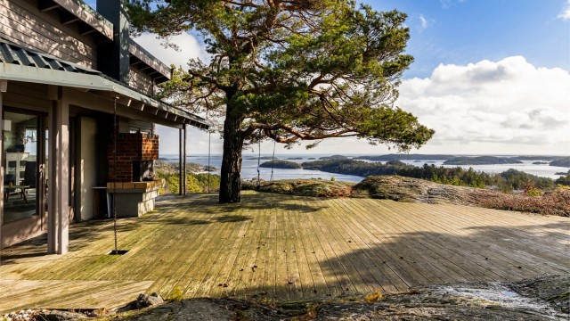 FURUTREET KASTER SVALENDE skygger sommerstid. Fra terrassen utenfor stuen er det god utsikt mot Kragerøs skjærgård.