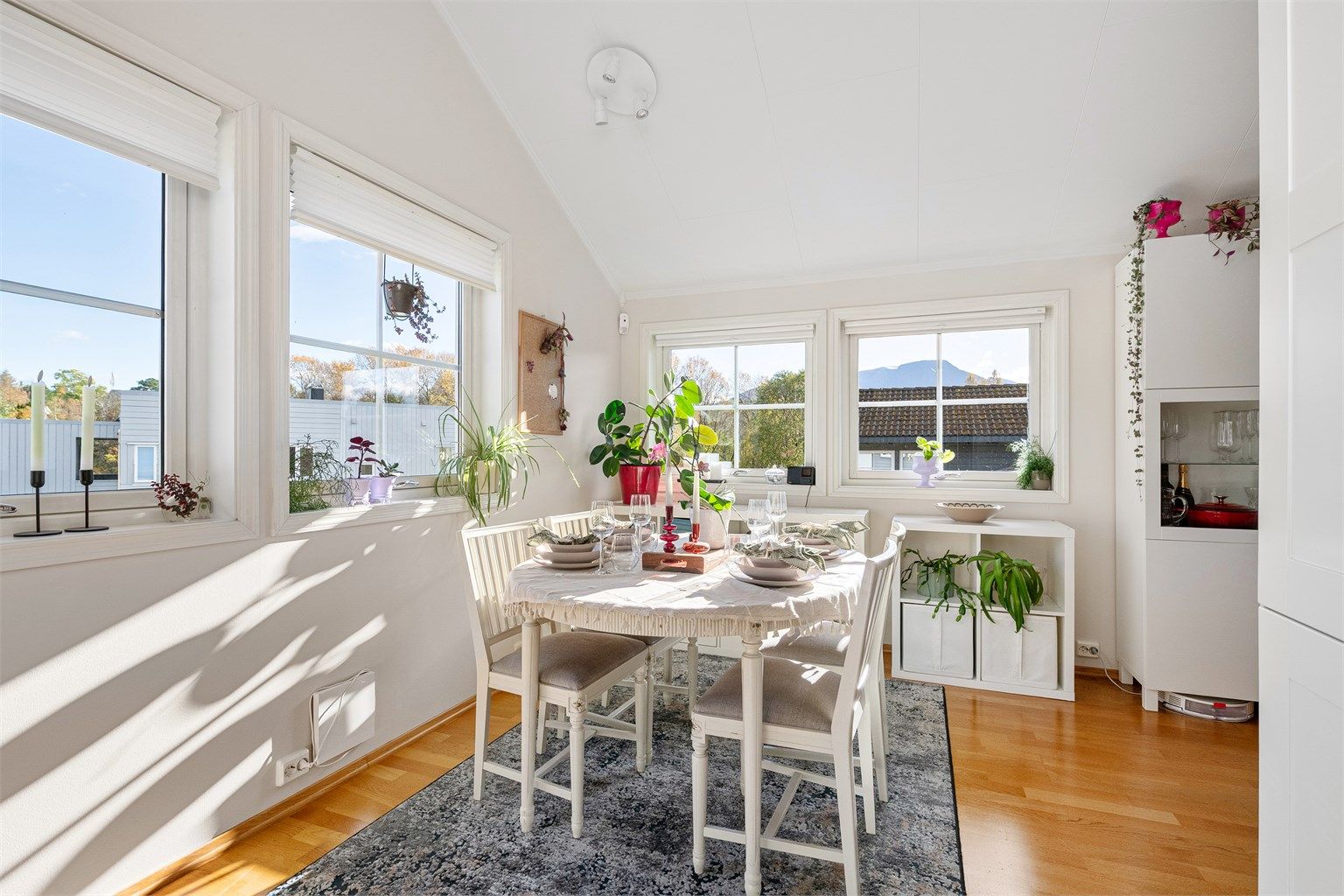 Kjøkkenet har en egen sone for spisebord med plass til hele familien.