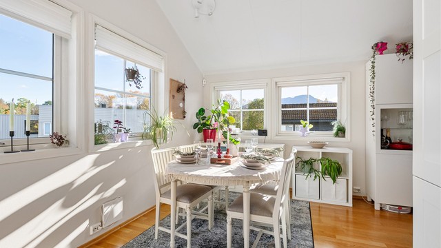 Kjøkkenet har en egen sone for spisebord med plass til hele familien.
