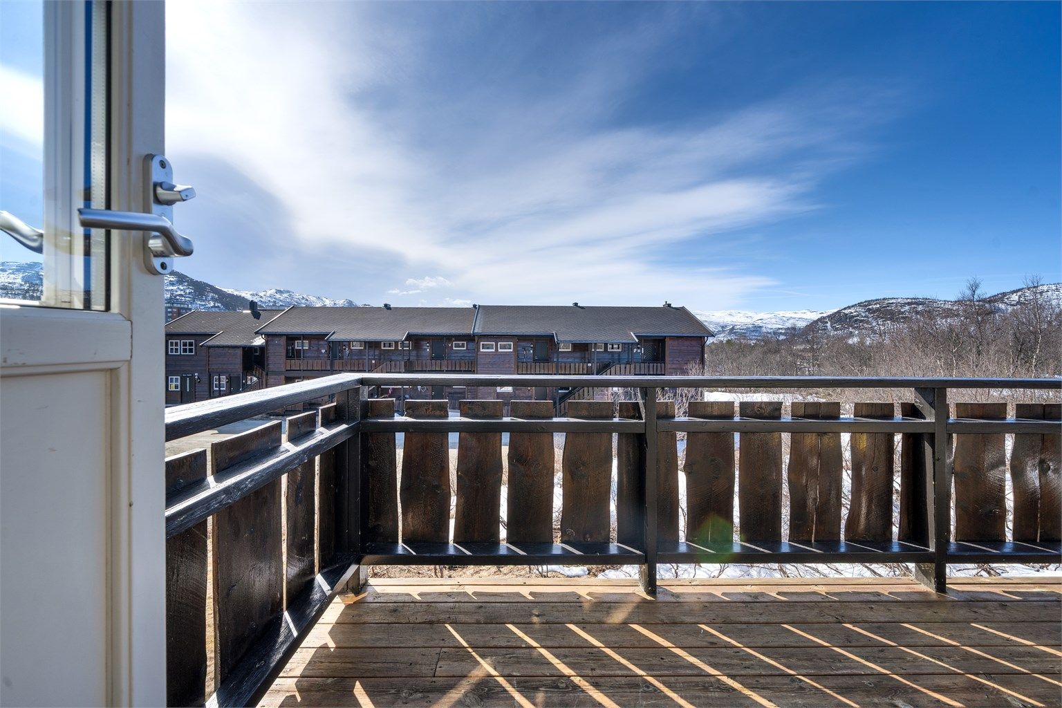 Utsikten fra stue og veranda.