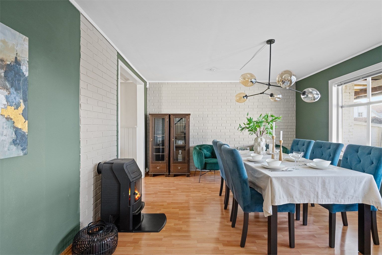 
Spisestuen er av god størrelse med plass til stort spisebord. 
