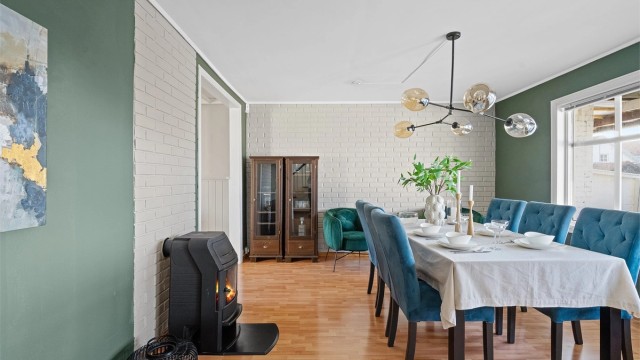 Spisestuen er av god størrelse med plass til stort spisebord.