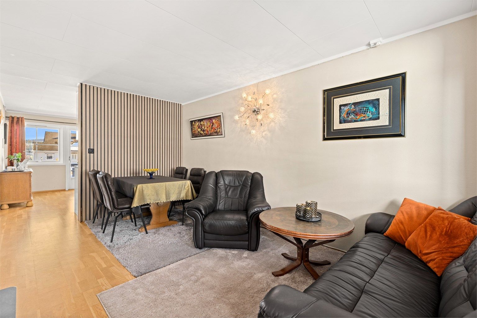 Gjennomgående tre-stavs parkett i oppholdsrommene skaper en helhetlig følelse.