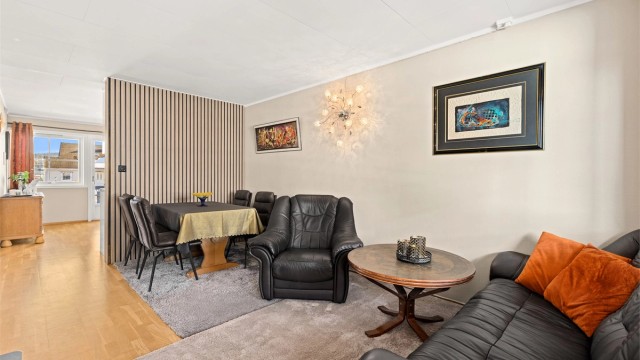 Gjennomgående tre-stavs parkett i oppholdsrommene skaper en helhetlig følelse.