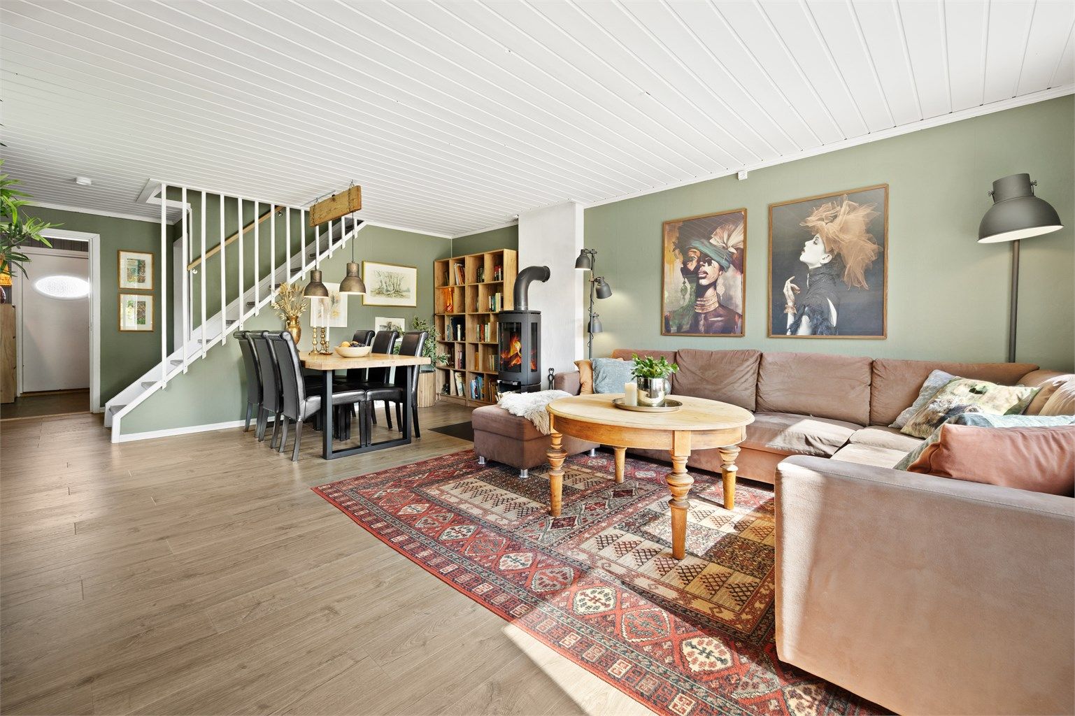 Gjennomgående laminatgulv og panel i himlingen gir et helhetlig inntrykk.