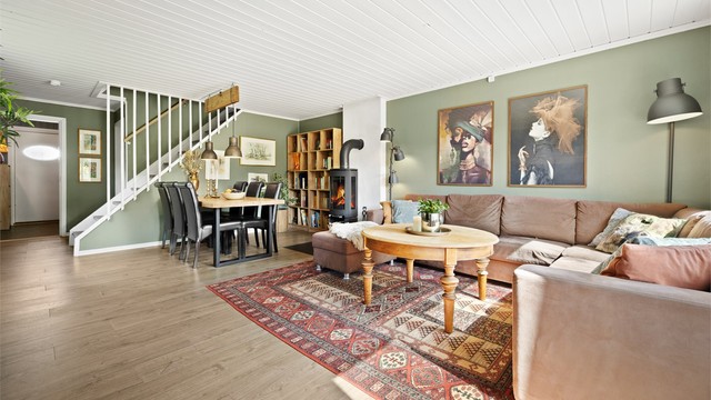 Gjennomgående laminatgulv og panel i himlingen gir et helhetlig inntrykk.
