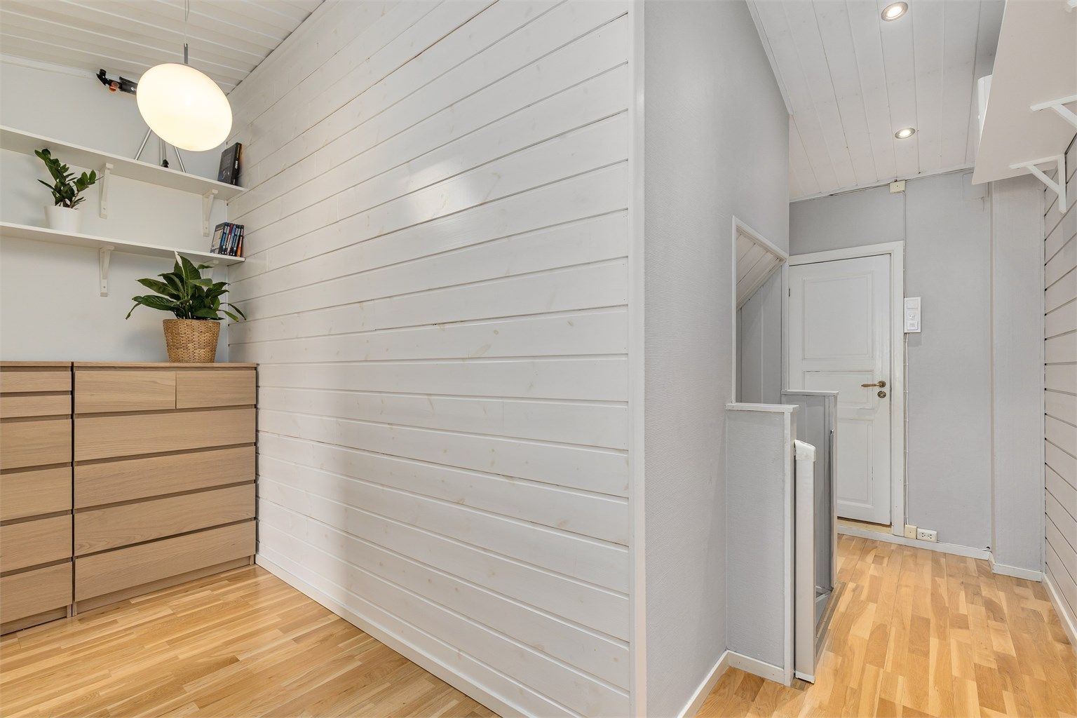 Det er god plass til ekstra oppbevaringsmøblement som kommode eller garderobeskap om ønskelig