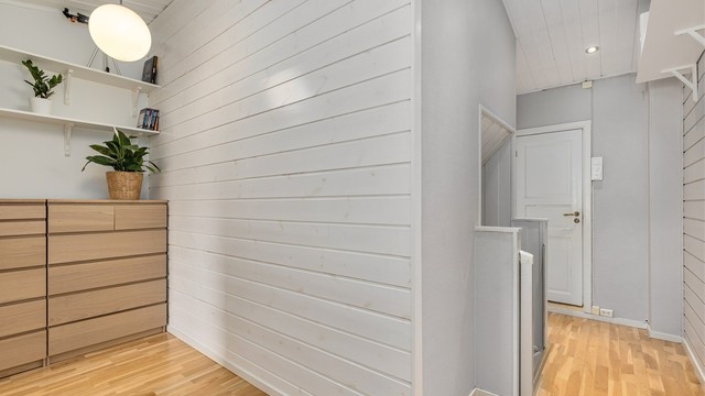 Det er god plass til ekstra oppbevaringsmøblement som kommode eller garderobeskap om ønskelig