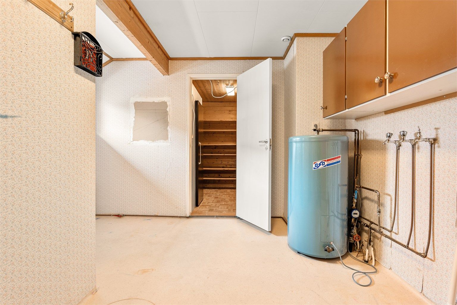 Innenfor vaskerommet finnes to romslige boder hvorav denne også fyller rollen som teknisk rom.