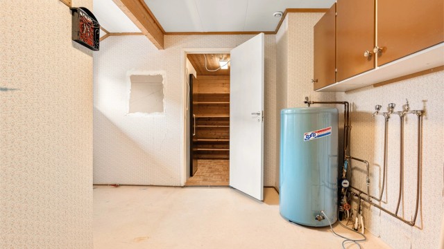 Innenfor vaskerommet finnes to romslige boder hvorav denne også fyller rollen som teknisk rom.