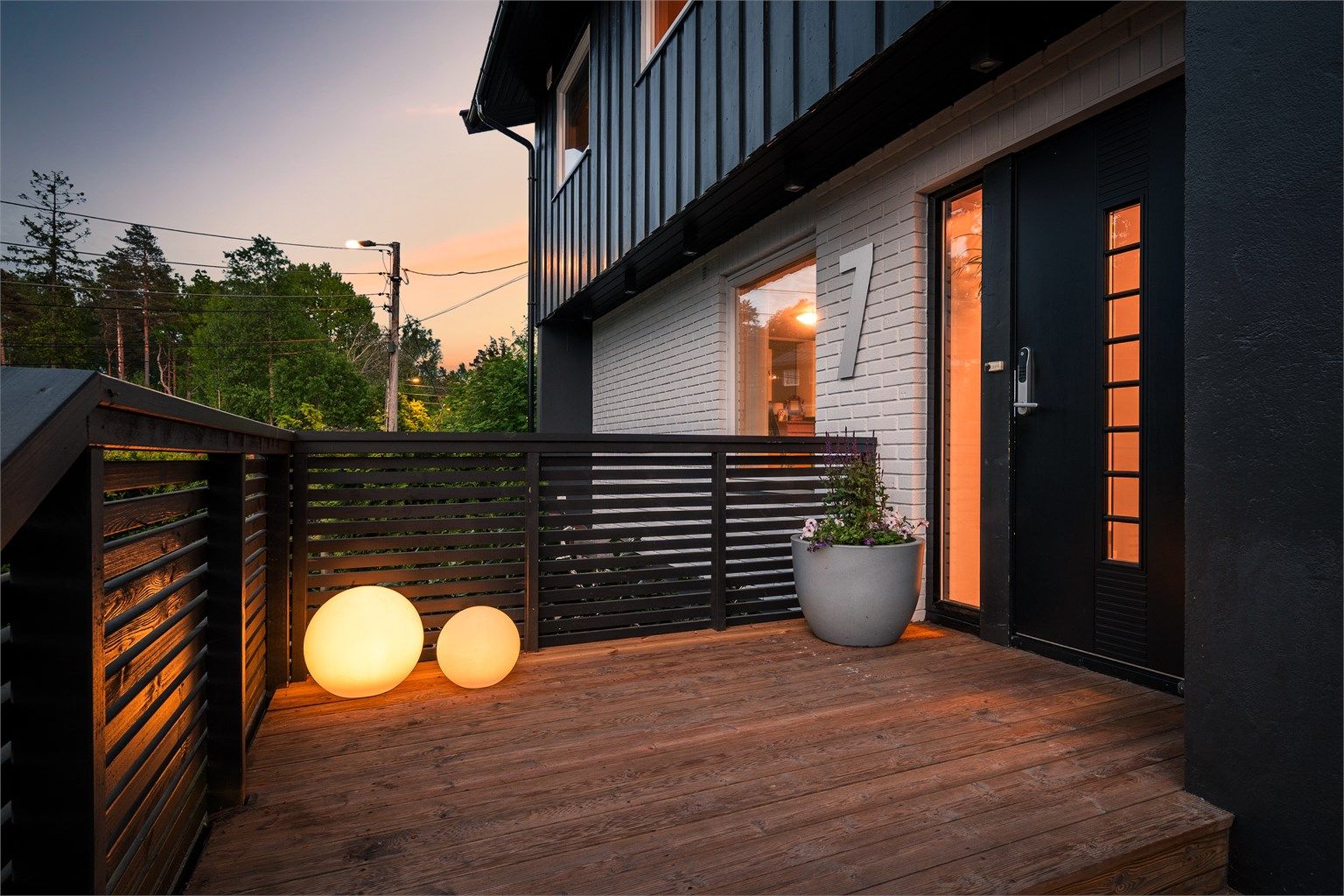 Hoveddelens inngangsparti. Elektronisk kodelås gir nøkkelfri adgang.